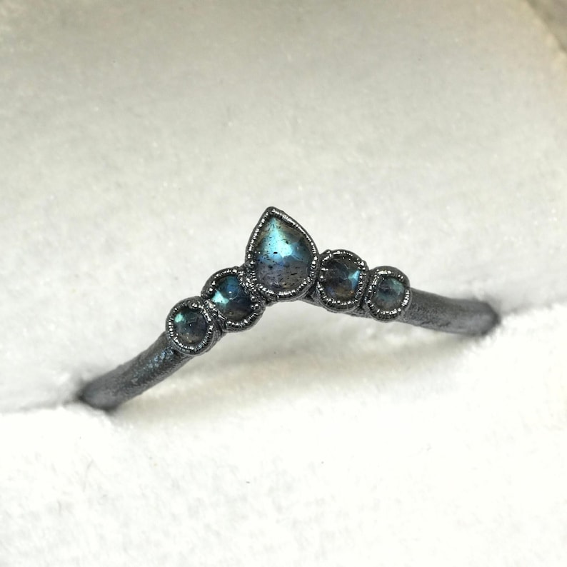 Anillo de labradorita con ondas oxidadas, plata fina 999, anillo de labradorita con forma de chevron, anillo de labradorita con ondas, banda de labradorita, anillo de bodas alternativo. imagen 2