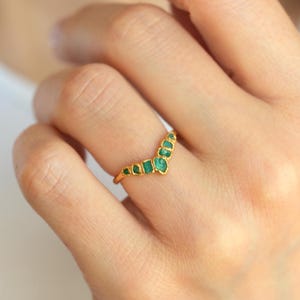 Bague vague émeraude. Alliance de haute qualité avec chevrons en cristal émeraude brut naturel non traité. Bague en forme de V avec pierres précieuses vertes inspirées de la nature