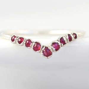 Anillo de rubí natural ondulado. Anillo de cristal rosa intenso. Alianza de rubí. Anillo de chevron rosa. Joyería de rubí natural. Anillo de plata electroformada. imagen 4