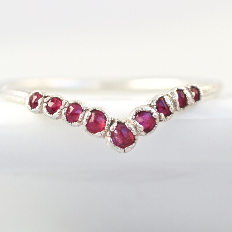 Anillo de rubí natural ondulado. Anillo de cristal rosa intenso. Alianza de rubí. Anillo de chevron rosa. Joyería de rubí natural. Anillo de plata electroformada. imagen 4