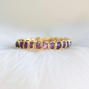 Anillo de eternidad de amatista facetada. Alianza de boda con gema morada. Joyería de amatista de plata. Piedra de nacimiento de febrero. Plata electroformada.