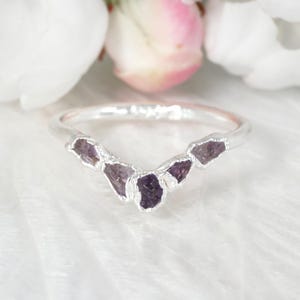 Raw Amethyst Wave. Ring Rough Amethyst Chevron Ring Natural Purple Gem Wedding Band Amethyst Jewellery February Birthstone Ring 999 Silver