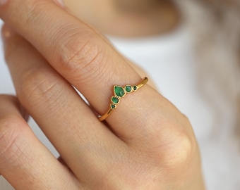 Facettierter Smaragd Wellenring. Natürliche Smaragd Ehering Smaragd Chevron Ring echte grüne Edelstein Ring Mai Birthstone Schmuck