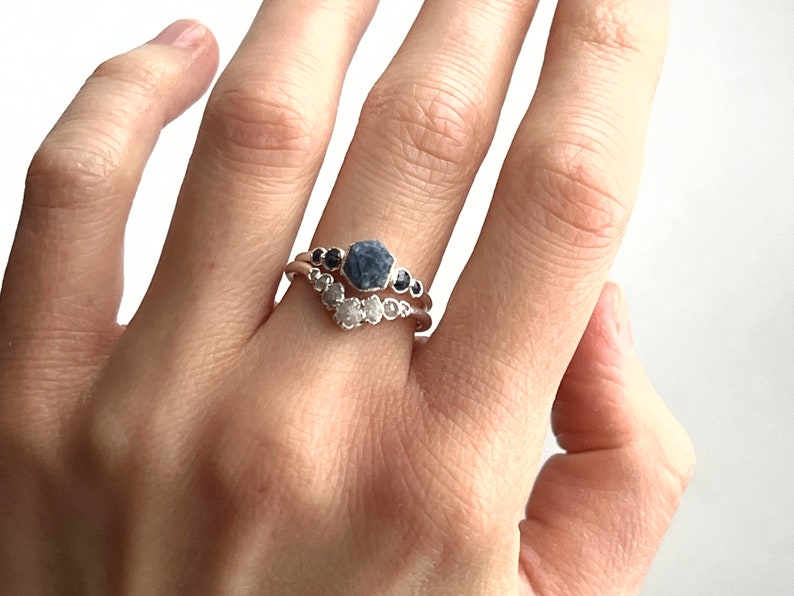 Saphir und Diamant Ehering Set Roher blauer Saphir Verlobungsring Natürlicher Kristall Vorschlag Ring Diamant Ehering Alternative Ring Bild 2