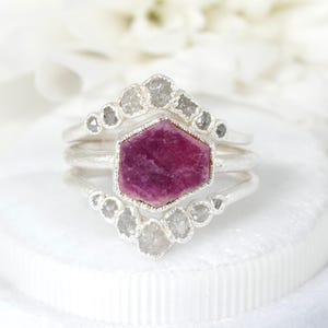 ENSEMBLE ou UNIQUE // Bague en rubis brut et diamants. Ensemble mariage personnalisé bagues rubis bruts naturels et diamants, proposition rustique et ensemble alliances