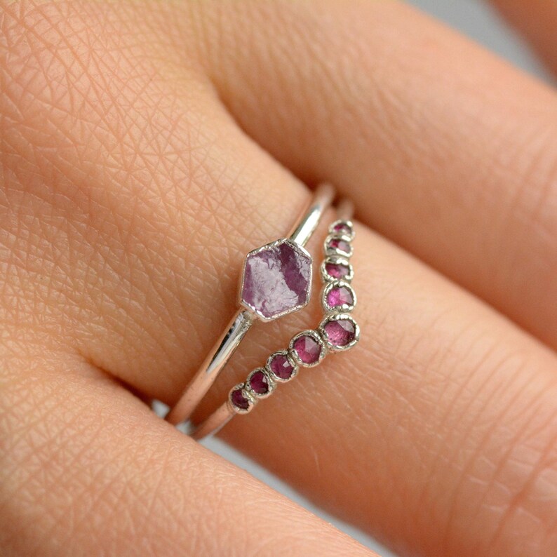 Anillo de rubí natural ondulado. Anillo de cristal rosa intenso. Alianza de rubí. Anillo de chevron rosa. Joyería de rubí natural. Anillo de plata electroformada. imagen 6