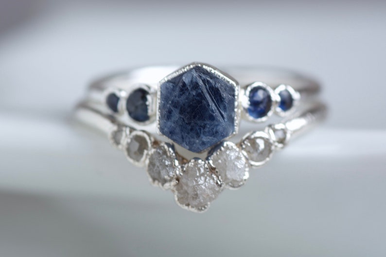 Saphir und Diamant Ehering Set Roher blauer Saphir Verlobungsring Natürlicher Kristall Vorschlag Ring Diamant Ehering Alternative Ring Bild 1