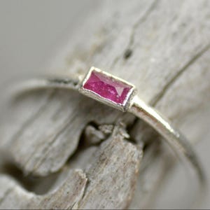 Anillo de rubí natural en forma de baguette. Anillo de rubí natural en plata fina 999. Anillo de compromiso con rubí. Anillo de boda con rubí.
