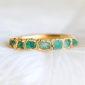 Raw Emerald Crystal Band Ring. Natural Light Green Gemstone Wedding Proposal Bridal Gift May Birthstone Rough Rustic Electroformed Jewellery