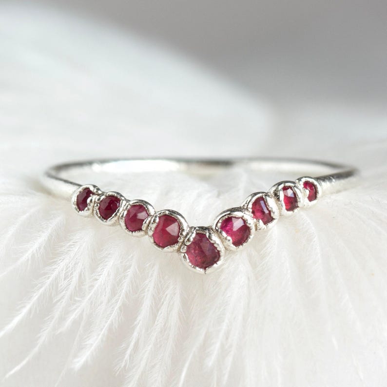 Anillo de rubí natural ondulado. Anillo de cristal rosa intenso. Alianza de rubí. Anillo de chevron rosa. Joyería de rubí natural. Anillo de plata electroformada. imagen 3