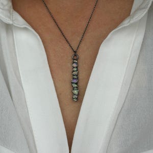 Halsband med rå australisk opal. 999 rent silver, elektroformad, rå, grov, oslipen australisk opal, vertikalt stånghänge, berlockhalsband