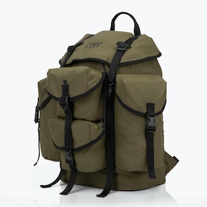 Puede incluir: Mochila verde oliva con múltiples bolsillos y detalles en negro. La mochila tiene correas ajustables, hebillas y la palabra "KEEP" impresa en la solapa superior. Esta mochila duradera está diseñada para actividades al aire libre y viajes.