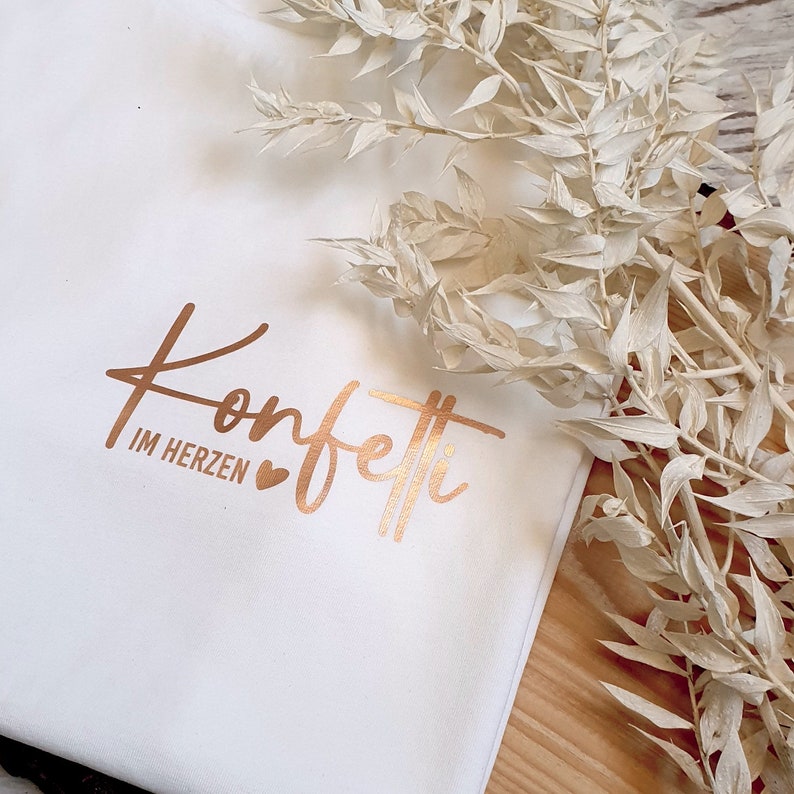 Statement dames t-shirt confetti in het hart vegan gemaakt van duurzaam biologisch katoen en eerlijke productie losse pasvorm afbeelding 4