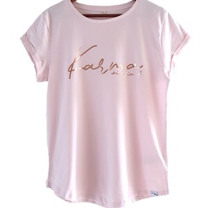 Camiseta de mujer llamativa *Karma will fix it* oro rosa - vegana - hecha de algodón orgánico sostenible y producción justa - corte holgado Rosa
