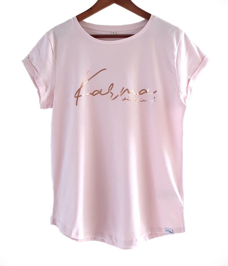 Camiseta de mujer llamativa *Karma will fix it* oro rosa - vegana - hecha de algodón orgánico sostenible y producción justa - corte holgado Rosa
