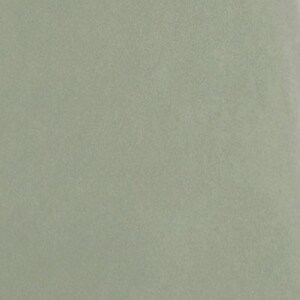 Może przedstawiać: Pr&oacute;ba tkaniny w jednolitym kolorze szałwiowo-zielonym. Tkanina ma subtelną fakturę.