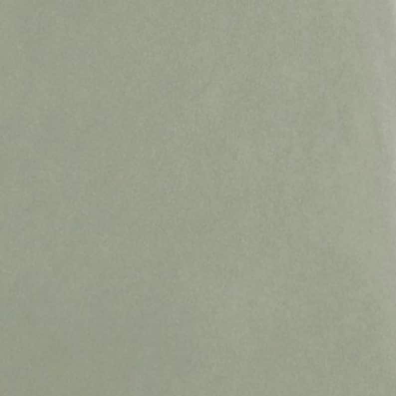 Może przedstawiać: Pr&oacute;ba tkaniny w jednolitym kolorze szałwiowo-zielonym. Tkanina ma subtelną fakturę.