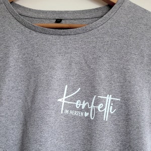 Statement dames t-shirt confetti in het hart vegan gemaakt van duurzaam biologisch katoen en eerlijke productie losse pasvorm Grau