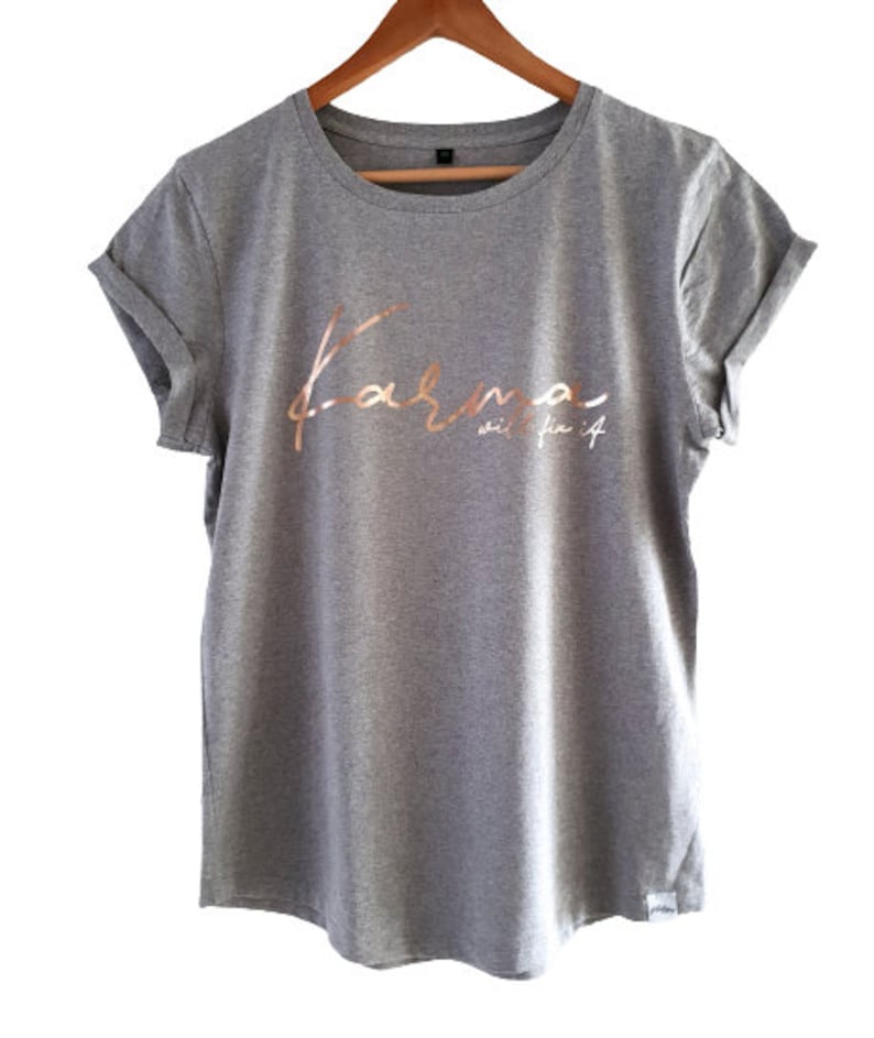 Camiseta de mujer llamativa *Karma will fix it* oro rosa - vegana - hecha de algodón orgánico sostenible y producción justa - corte holgado Grau