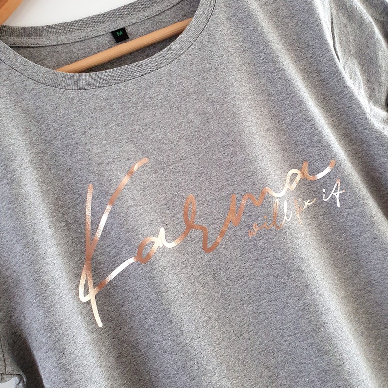 Camiseta de mujer llamativa *Karma will fix it* oro rosa - vegana - hecha de algodón orgánico sostenible y producción justa - corte holgado imagen 2