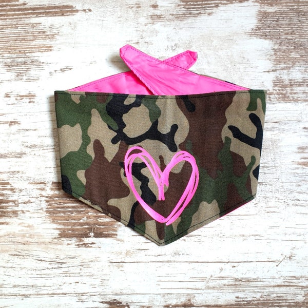 Foulard pour chien * Scarfty * Kamu Flash - personnalisable avec le texte souhaité - Bandana pour chiens - camouflage et couleurs néon