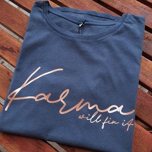 Camiseta de mujer llamativa *Karma will fix it* oro rosa - vegana - hecha de algodón orgánico sostenible y producción justa - corte holgado Blau