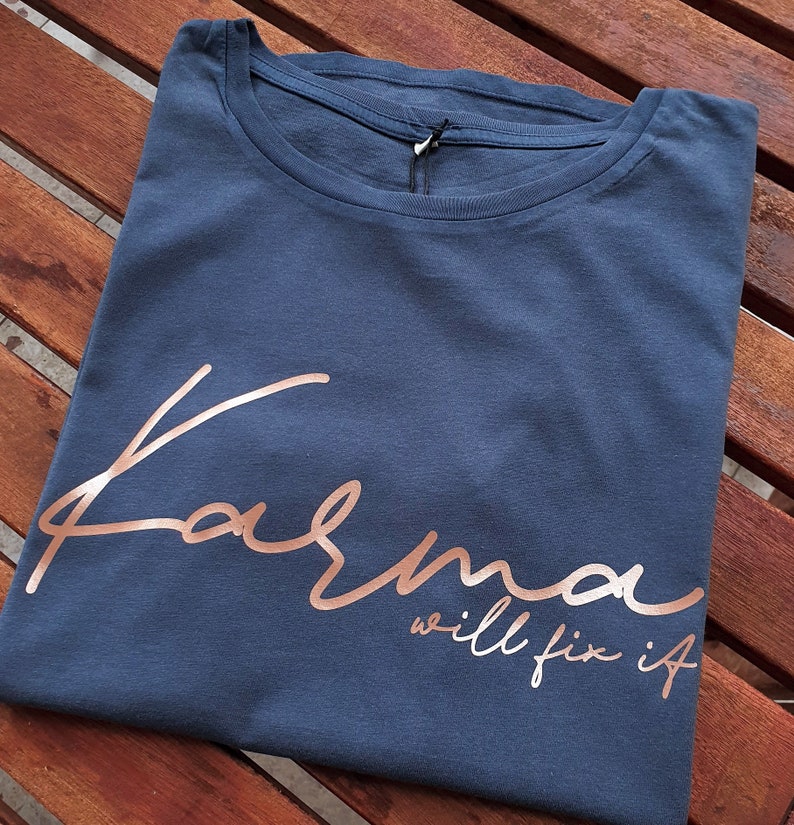 Camiseta de mujer llamativa *Karma will fix it* oro rosa - vegana - hecha de algodón orgánico sostenible y producción justa - corte holgado Blau
