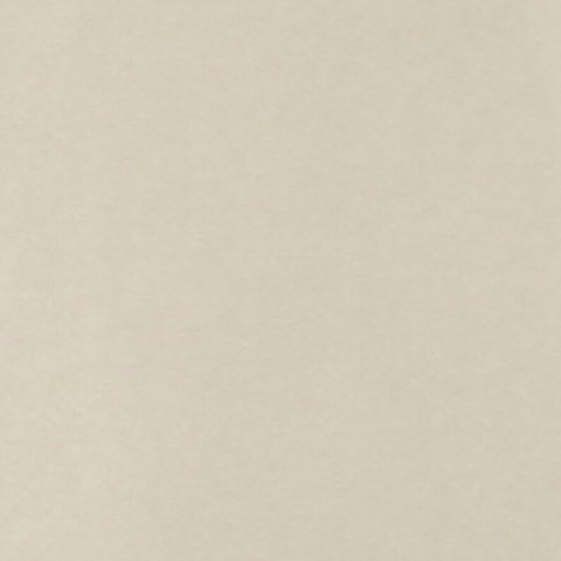 Może przedstawiać: Jednolite, kremowe tło.