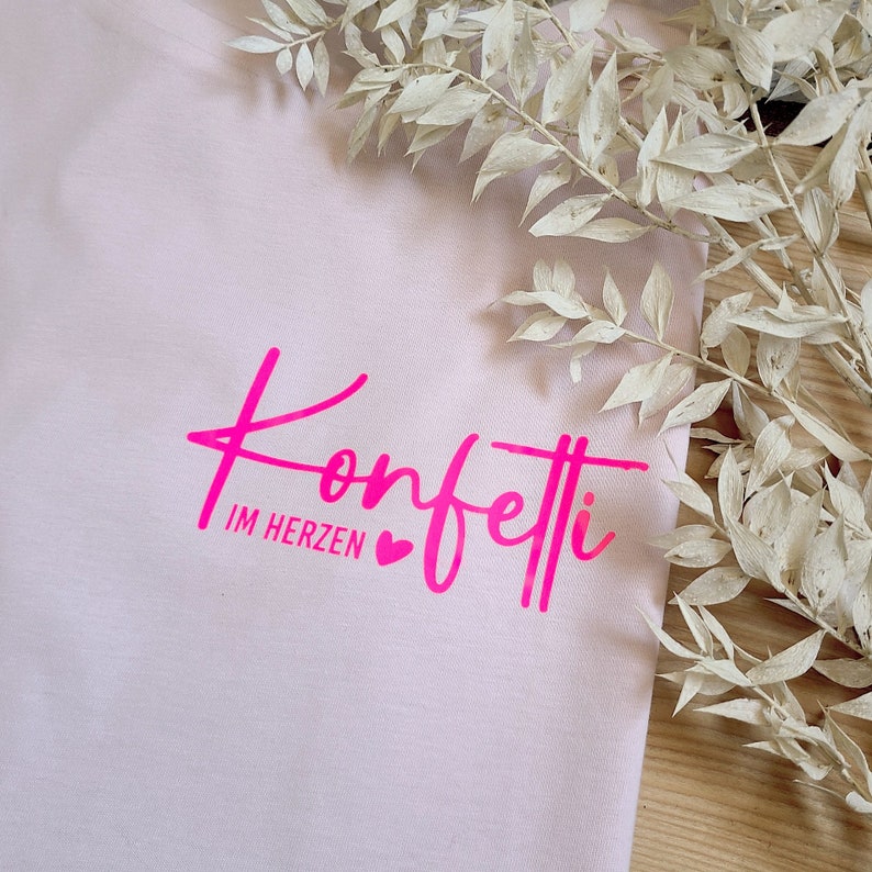 Statement dames t-shirt confetti in het hart vegan gemaakt van duurzaam biologisch katoen en eerlijke productie losse pasvorm Rosa