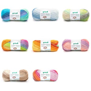 Może przedstawiać: Dziewięć motków przędzy Grundl Cotton Quick Batik w różnych kolorach. Przędza jest oznaczona nazwą marki i szczegółami produktu. Kolory obejmują niebieski, zielony, żółty, pomarańczowy, różowy i brązowy. Każdy motek ma gradient kolorów.