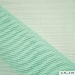 Puede incluir: Primer plano de una tela de malla verde claro con un tejido fino y uniforme. La tela es suave y delicada, y tiene un aspecto ligeramente brillante.