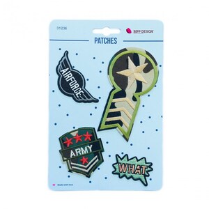 Könnte beinhalten: Eine Packung mit fünf Bügelbildern mit militärischem Thema. Die Patches sind grün, schwarz und beige mit roten und weißen Akzenten. Die Patches zeigen die Wörter "Air Force", "Army" und "What".