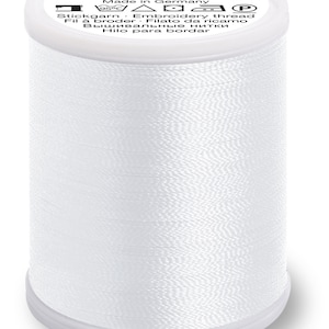 Puede incluir: Una bobina blanca de hilo de bordar Polyneon hecho en Alemania. La etiqueta dice "Stickgarn Embroidery thread, Fil &agrave; broder, Filato da ricamo, Вышивальные нитки, Hilo para bordar".