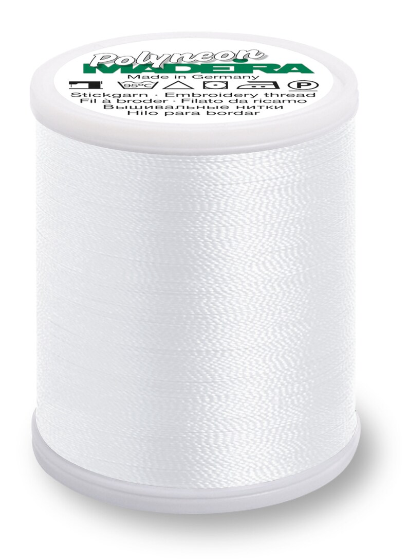 Puede incluir: Una bobina blanca de hilo de bordar Polyneon hecho en Alemania. La etiqueta dice "Stickgarn Embroidery thread, Fil &agrave; broder, Filato da ricamo, Вышивальные нитки, Hilo para bordar".