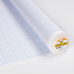 Op de afbeelding: Een rol wit geruit papier met blauwe lijnen. Het papier is gelabeld "Rasterquick Viereck Quickscreen Square" in het Duits.