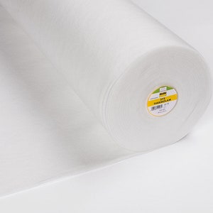Peut inclure: Un rouleau blanc de tissu thermocollant 273 Thermoflam. Le rouleau porte une étiquette jaune avec le texte "273 Thermoflam" imprimé dessus.