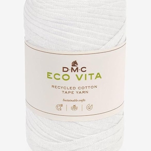 Może przedstawiać: Biała kula DMC Eco Vita z recyklingowanego bawełnianego sznurka. Etykieta zawiera napis "DMC Eco Vita Recyklingowany bawełniany sznurek Rzemiosło zrównoważone" z zielonym liściem i ikoną dłoni.