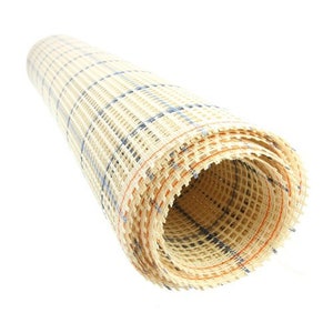 Könnte beinhalten: Eine Rolle beigefarbene Canvas-Mesh-Gewebe mit blauen und orangen Streifen. Der Stoff ist fest aufgerollt und bereit für eine Vielzahl von Bastelarbeiten.
