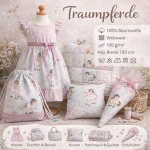 Puede incluir: Una colección de artículos infantiles con temática de caballos. Incluye un vestido, una bolsa con cordón, una almohada, un edredón y un artículo en forma de cono. Los artículos presentan una combinación de colores azul claro y rosa con ilustraciones de caballos.