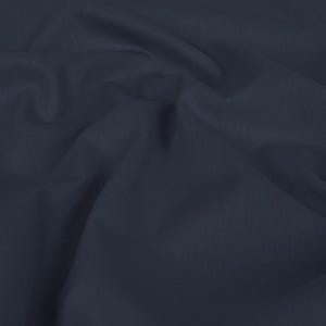 Könnte beinhalten: Nahaufnahme eines dunkelblauen Stoffes mit glatter Textur. Der Stoff ist gefaltet und drapiert und zeigt seine weiche und fließende Beschaffenheit.