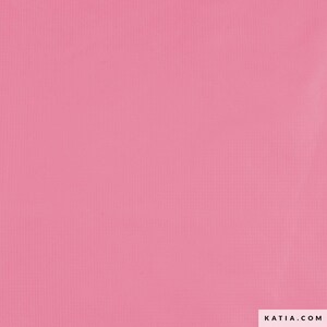 Puede incluir: Una tela rosa lisa con un sutil patrón de cuadrícula. El material tiene una textura suave y un color uniforme. La imagen está bien iluminada, mostrando el tono uniforme y los detalles de la superficie de la tela.