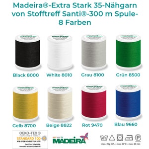 Può includere: Otto bobine di filo da cucire Madeira Extra Stark 35, ciascuna di un colore diverso: nero, bianco, grigio, verde, giallo, beige, rosso e blu. Ogni bobina è etichettata con il nome del colore e un numero corrispondente. Le bobine sono disposte in due file di quattro. Il testo "Madeira" è visibile nell'angolo in basso a destra dell'immagine.