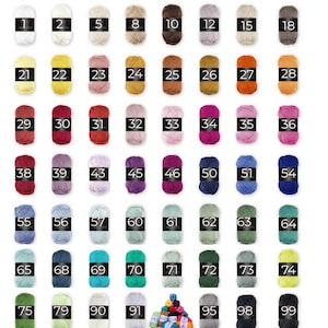 Könnte beinhalten: Eine Sammlung von 74 Garnknäuel in verschiedenen Farben, darunter Weiß, Gelb, Orange, Rot, Rosa, Lila, Blau, Grün und Grau. Die Garnknäuel sind in Reihen angeordnet und von 1 bis 99 nummeriert.