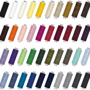 Peut inclure: Une collection de 40 bobines de fil de différentes couleurs, notamment noir, blanc, jaune, orange, rouge, rose, vert, bleu et gris. Chaque bobine est étiquetée avec un numéro de couleur.