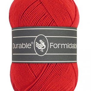 Könnte beinhalten: Eine rote Garnrolle mit einem weißen Etikett, auf dem "Durable" und "Formidable" steht.