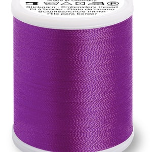Puede incluir: Una bobina de hilo de bordar de color morado con la marca "Polyneon Madeira" y el texto "Made in Germany" en la etiqueta.