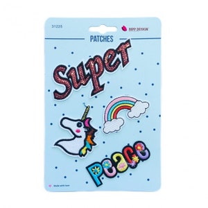 Può includere: Un pacchetto di quattro toppe da stirare con un arcobaleno, un unicorno e le parole "Super" e "Peace". Le toppe sono su uno sfondo blu con pois bianchi. La confezione riporta la scritta "Patches" e "Made with love".