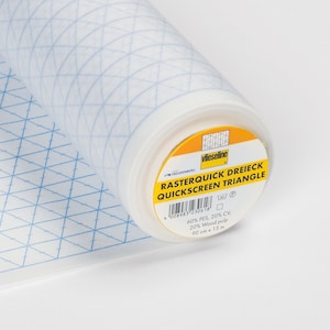 Könnte beinhalten: Eine Rolle weißes, durchscheinendes Papier mit Dreiecksraster und einem gelben Etikett mit der Aufschrift "Rasterquick Dreieck Quickscreen Triangle 60% PES, 20% CV, 20% Zellstoff 90 cm x 15 m".