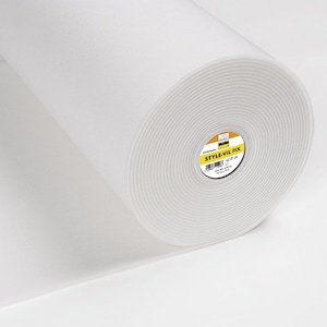 Op de afbeelding: Een rol witte, thermoklevende vlieseline met het label "Style-Vil Fix" voor gebruik bij naaien en knutselen.