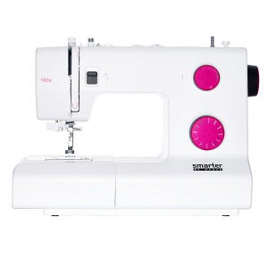 Può includere: Macchina da cucire bianca con dettagli rosa, tra cui due quadranti circolari e un pulsante di accensione. La macchina ha il testo "160s" e "smarter by pfaff" stampato. Progettata per cucire.